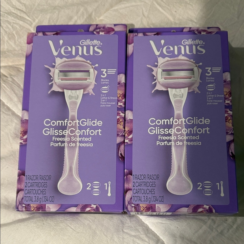 Gillette Venus comfort glide razor handle & cartridges set new!